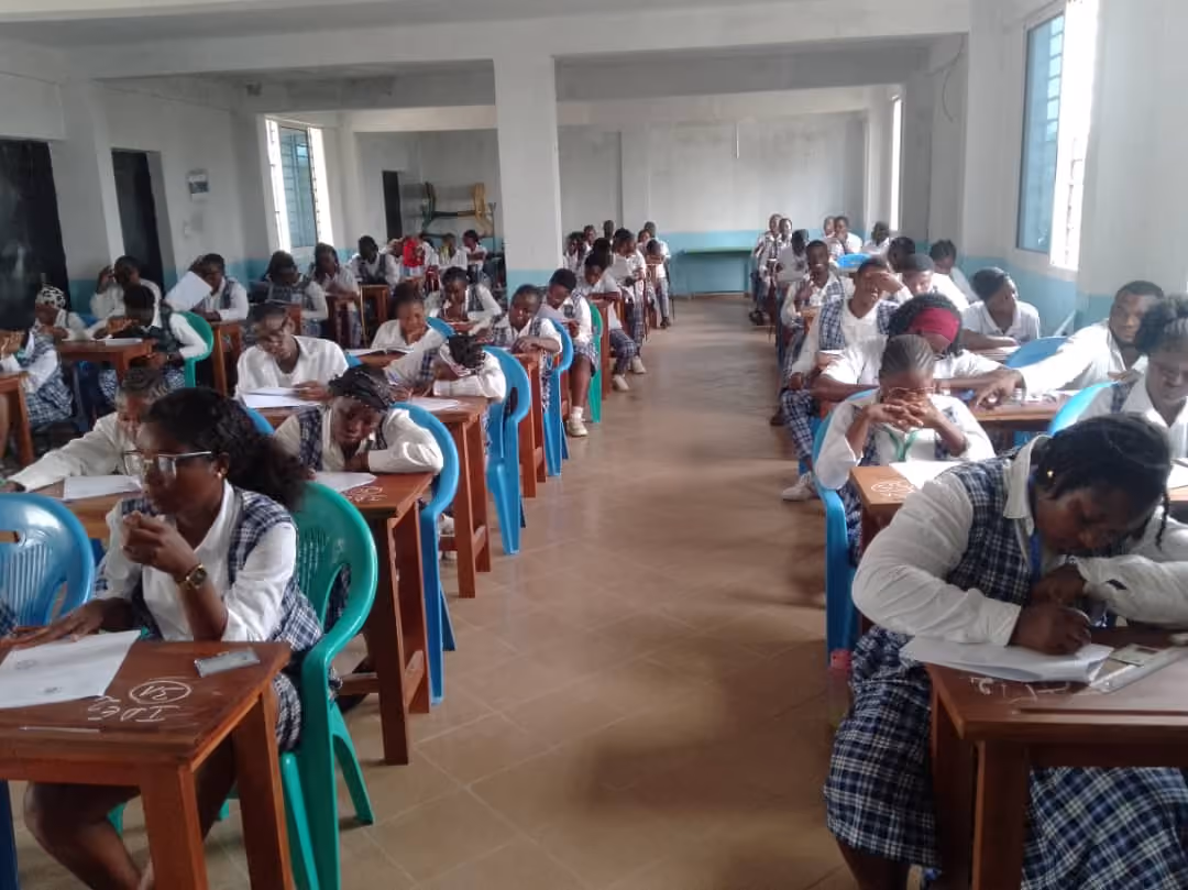 Les étudiantes de l'EFOPSAB, en tenue de l'établissement, pendant une épreuve écrite dans une salle du campus de Bwang.